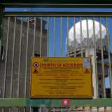 Percorriamo il perimetro attorno all�enorme edificio, che per ragioni di sicurezza nazionale � delimitato da alte recinzioni e sottoposto a videosorveglianza
